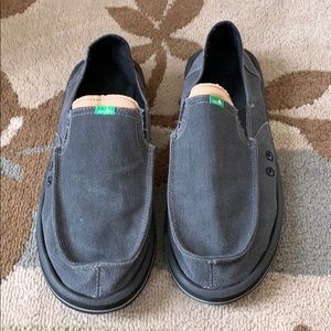 Like New!! Sanuk, charcoal, Men’s 10